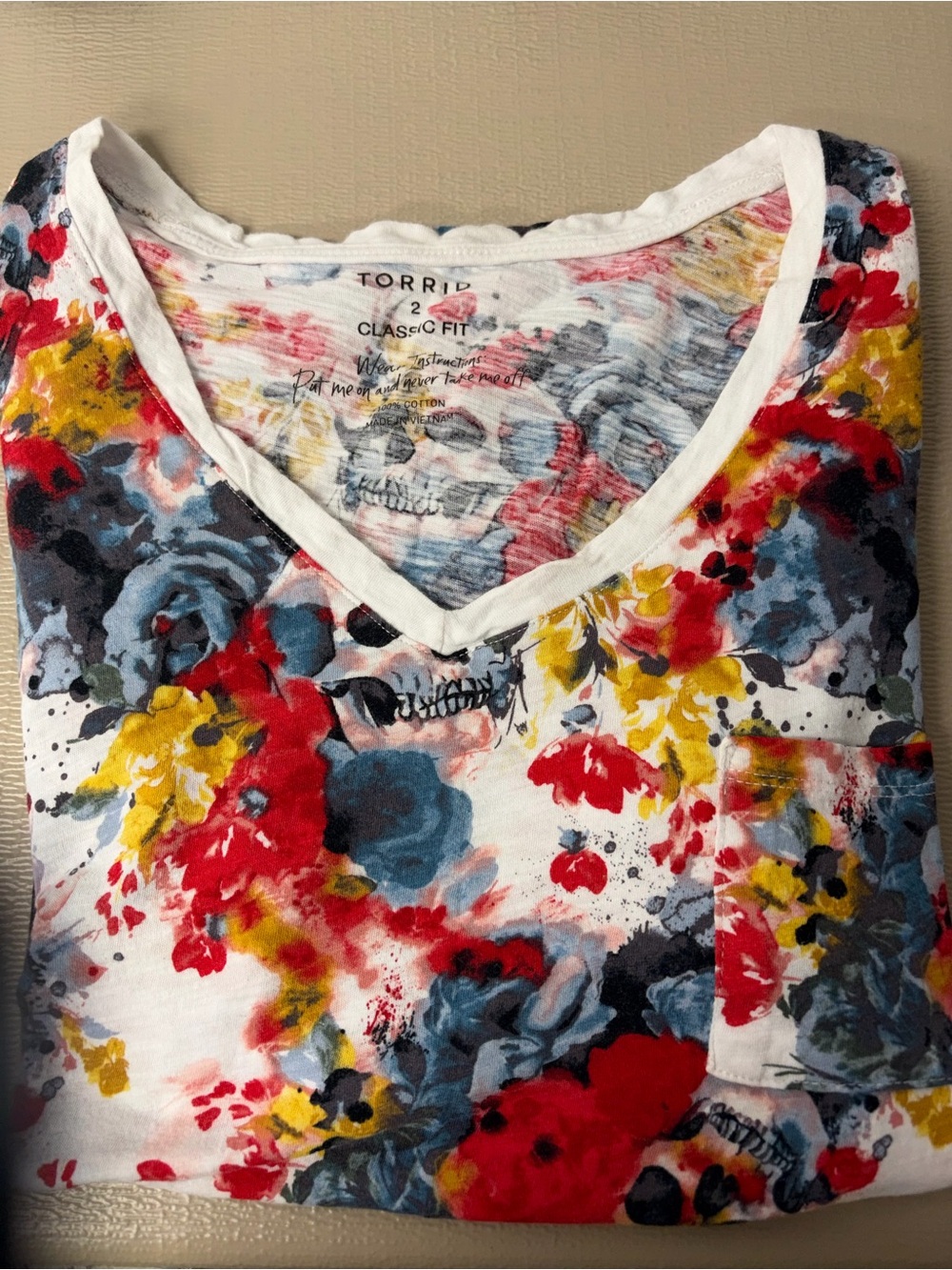 torrid White V-Neck Tee multi color Floral & Skull Print sz 2
